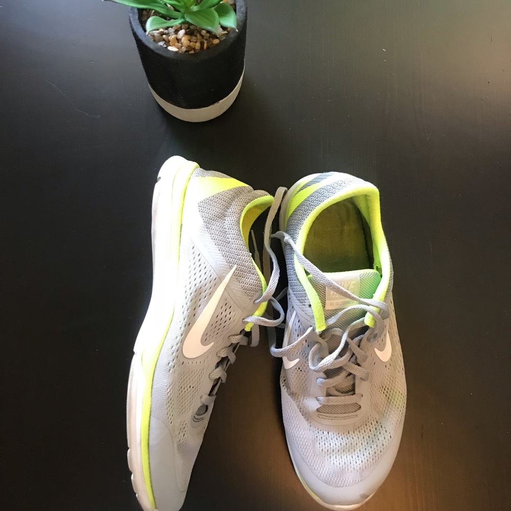 Nike women’s need some tlc size 10 pre owned